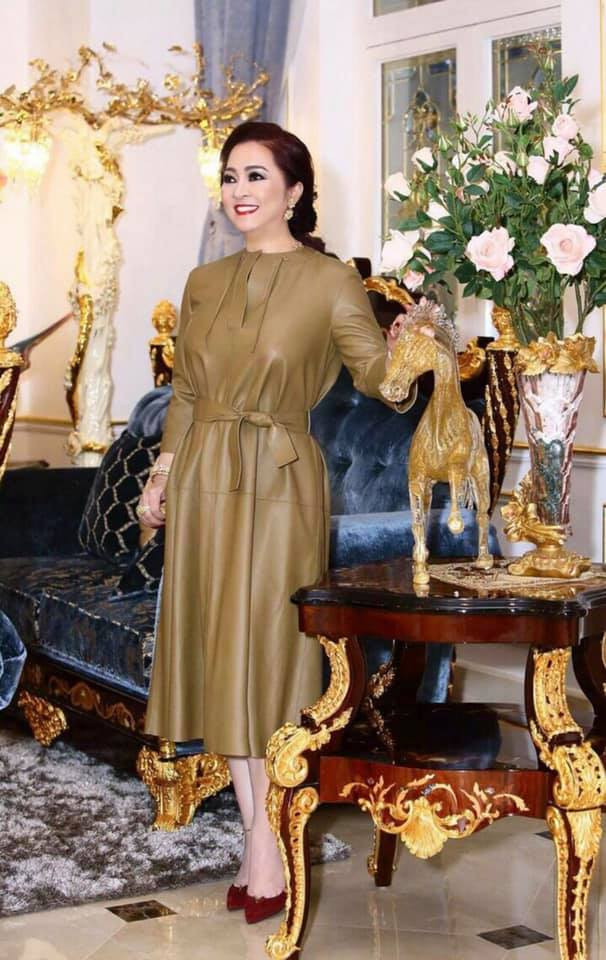 Căn biệt thự nguy nga, hoành tráng của vợ chồng ông Dũng “lò vôi” và bà Phương Hằng được thiết kế theo phong cách cổ điển kết hợp hiện đại, với tông màu trắng và vàng chủ đạo.