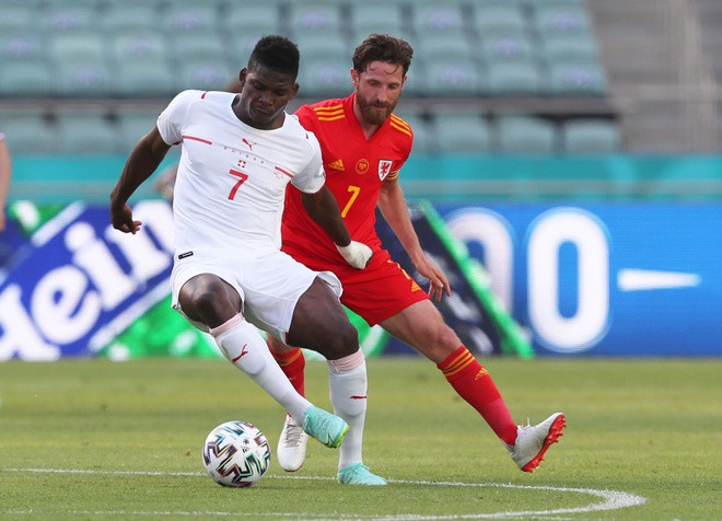 Sau khoảng 15 phút bóng lăn, Thụy Sĩ mới bắt đầu nhập cuộc và dồn ép đối thủ.