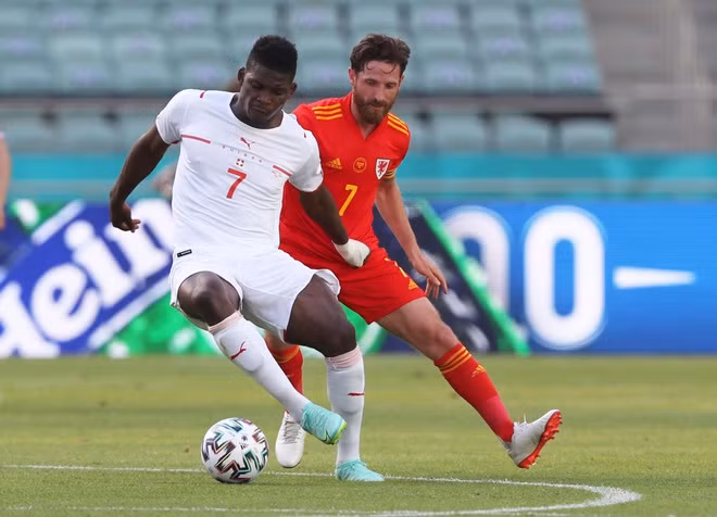 Sau khoảng 15 phút bóng lăn, Thụy Sĩ mới bắt đầu nhập cuộc và dồn ép đối thủ.