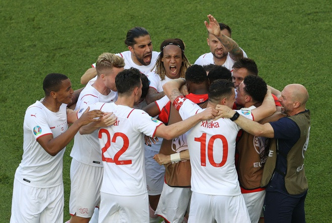 Phút 49, Breel Embolo đã sắm vai người hùng khi ghi bàn mở tỉ số sau đường kiến tạo của Xherdan Shaqiri.