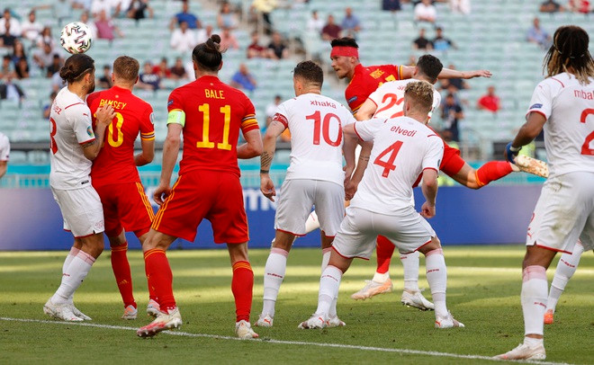 Và rồi điều gì đến cũng phải đến, từ quả tạt bên cánh phải của Morrell, Kieffer Moore bật cao đánh đầu không cho thủ môn Sommer cơ hội cản phá.