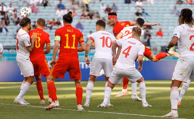 Và rồi điều gì đến cũng phải đến, từ quả tạt bên cánh phải của Morrell, Kieffer Moore bật cao đánh đầu không cho thủ môn Sommer cơ hội cản phá.