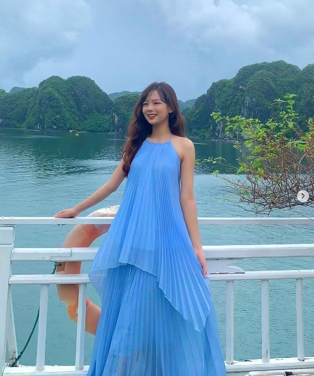 Dường như cũng vì xuất thân là gen Z và hiện đang giảng dạy cho các em học sinh cấp 3 - lứa học sinh chưa có quá nhiều sự chênh lệch tuổi tác nên Thu Hương rất dễ dàng "bắt tần số" của các em và có nhiều hình ảnh thân thiết, "lầy lội" bên các em học sinh của mình.