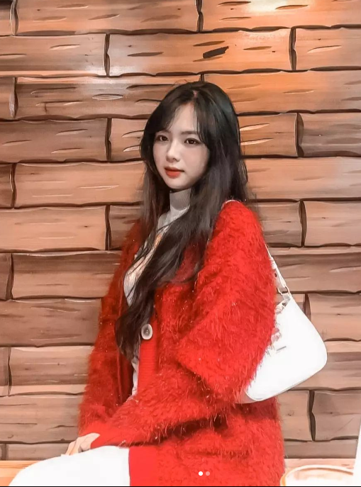 Trên trang cá nhân, cô giáo Thu Hương có vô vàn netizen ấn nút theo dõi chỉ sau 1 clip đứng trên bục giảng có cô nàng lên sóng.