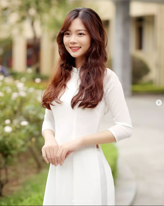 Thu Hương tiết lộ mình từng là Hoa khôi của trường Sư phạm và là thủ khoa đầu ra khi tốt nghiệp.