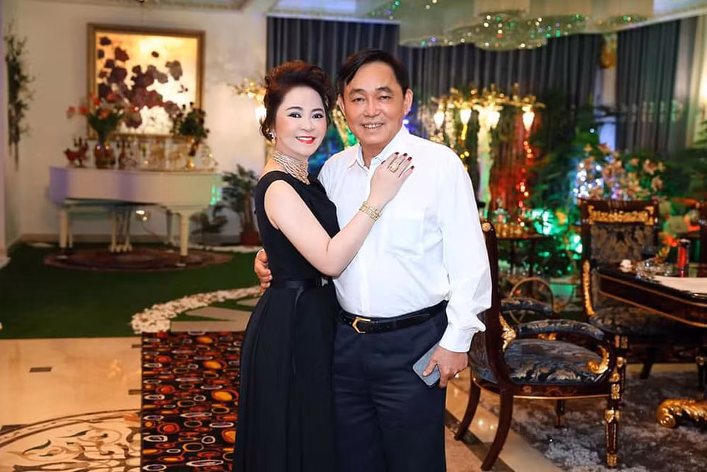 Cuộc sống riêng tư của bà Phương Hằng và ông Dũng "lò vôi" khiến nhiều người tò mò, không chỉ bởi họ là các doanh nhân giàu có, mà còn vì họ là những người đến với nhau sau nhiều khổ đau của những cuộc hôn nhân trước.