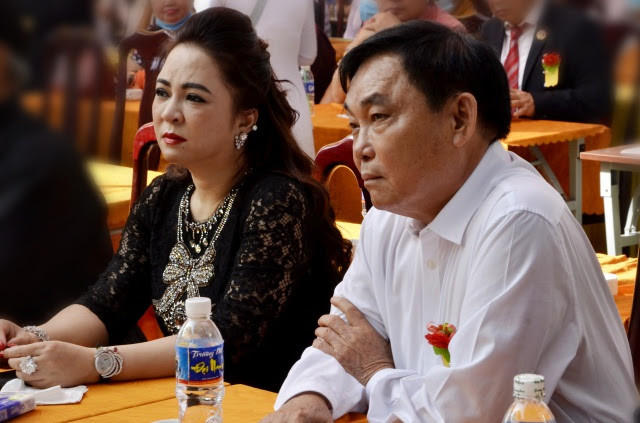 Bên cạnh đó, bà Phương Hằng cũng khẳng định: "Con cái là tài sản lớn nhất của người mẹ, là máu thịt của mình. Ly hôn 100 chồng cũng được, nhưng con thì phải bảo vệ và yêu thương. Tôi là một người mẹ bảo vệ con rất tốt. Phụ nữ sau ly hôn hay trăn trở người đàn ông tiếp sau có tử tế với con mình không, hy vọng họ phải yêu con mình mới lấy họ làm chồng, đó là điều rất sai lầm...