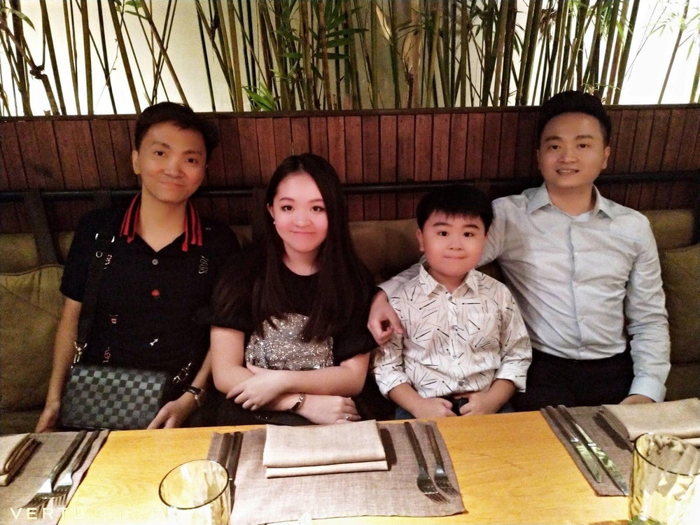 Đến với nhau đi cả hai đều đã có con riêng, và có với nhau 1 con chung, việc ứng xử thế nào cho phải lẽ trong tình cảnh "con em, con anh, con chúng ta" chắc hẳn không dễ dàng đối với chính bà Nguyễn Phương Hằng và ông Dũng "lò vôi".