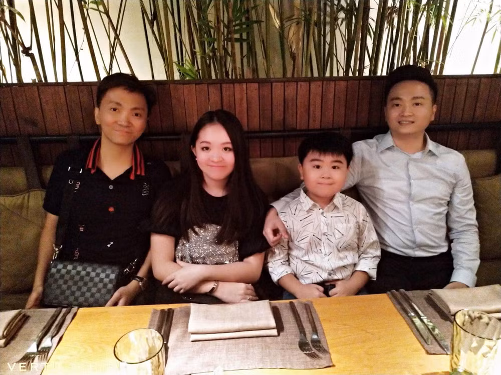 Đến với nhau đi cả hai đều đã có con riêng, và có với nhau 1 con chung, việc ứng xử thế nào cho phải lẽ trong tình cảnh "con em, con anh, con chúng ta" chắc hẳn không dễ dàng đối với chính bà Nguyễn Phương Hằng và ông Dũng "lò vôi".