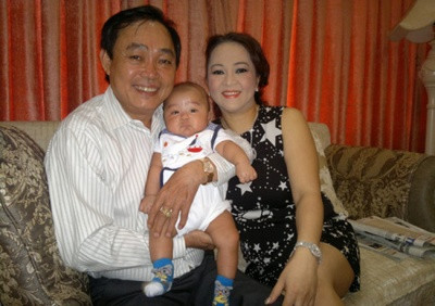 Cụ thể, ông chủ khu du lịch Đại Nam từng nói: "Cô ấy luôn luôn yêu thương những đứa con của chính mình đẻ ra. Dù bất cứ hoàn cảnh nào, cô ấy luôn ưu tiên dành quyền nuôi con về phía cô ấy".