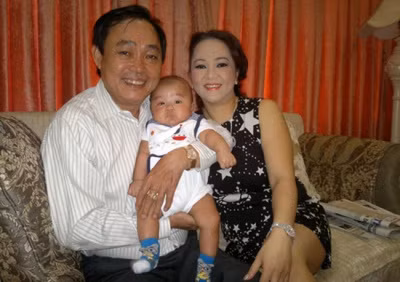 Cụ thể, ông chủ khu du lịch Đại Nam từng nói: "Cô ấy luôn luôn yêu thương những đứa con của chính mình đẻ ra. Dù bất cứ hoàn cảnh nào, cô ấy luôn ưu tiên dành quyền nuôi con về phía cô ấy".