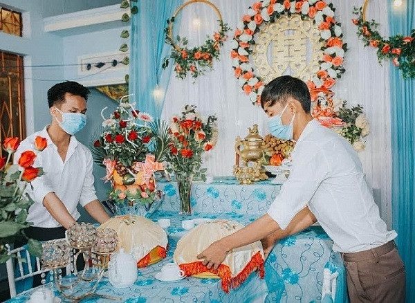 Mọi khâu chuẩn bị cho cho đám cưới, gia đình 2 bên đều chu toàn và không quên đeo khẩu trang để chống giọt dịch.