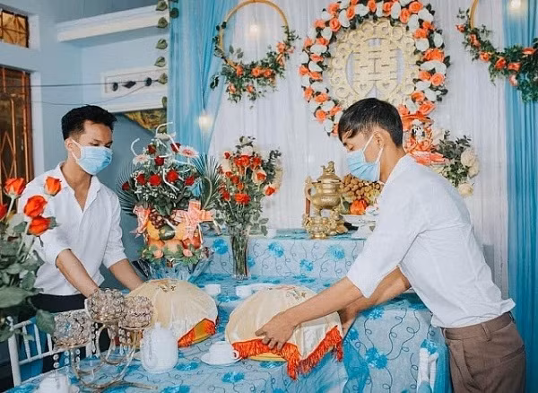 Mọi khâu chuẩn bị cho cho đám cưới, gia đình 2 bên đều chu toàn và không quên đeo khẩu trang để chống giọt dịch.