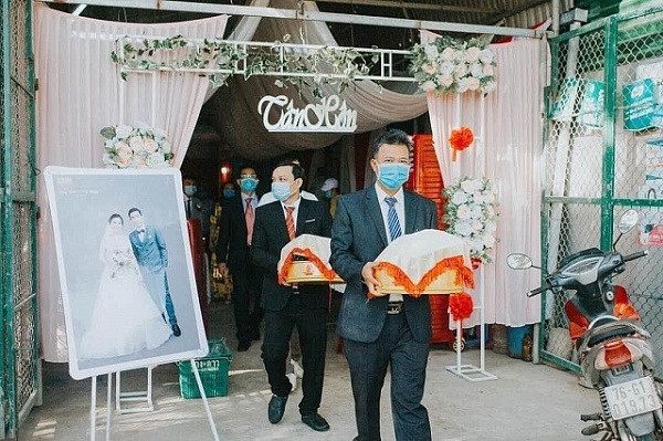 Mọi hoạt động đều phải đeo khẩu trang trong đám cưới đặc biệt trên.