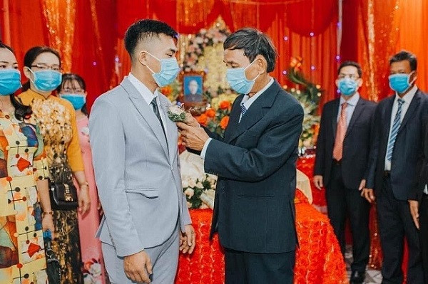 "Dù sao cũng vẫn dành lời khen ngợi cho quan viên hai họ đám này, cưới thì cưới, trọng đại đến đấy cũng phải đảm bảo an toàn mùa dịch" hay "Nói không ngoa chứ đây là cặp đôi nghiêm chỉnh nhất mùa dịch này đấy" là những bình luận dân mạng để lại khen ngợi đám cưới đặc biệt mùa dịch.