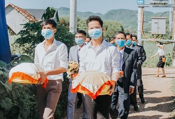 Sau khi đám cưới đặc biệt này được đăng tải trên MXH, cộng đồng mạng được phen tấm tắc khen ngợi ý thức phòng dịch của gia đình 2 bên cô dâu và chú rể.