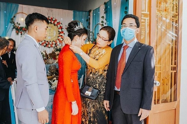 Tuy đeo khẩu trang khá bất tiện, nhất là trong một sự kiện trọng đại như đám cưới nhưng có lẽ, nhìn theo hướng tích cực, đây cũng là cách tốt nhất để phòng chống dịch bệnh.