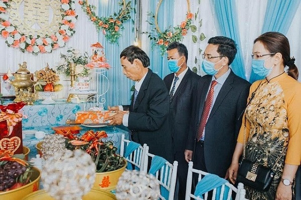 Thoạt nhìn, những tấm ảnh cưới này vẫn có áo dài xúng xính, "comple veston" chỉnh tề, trầu cau đầy đủ. Nhưng đám cưới mùa dịch COVID-19 đặc biệt ở chỗ ai cũng phải ý thức đeo khẩu trang để đảm bảo an toàn.