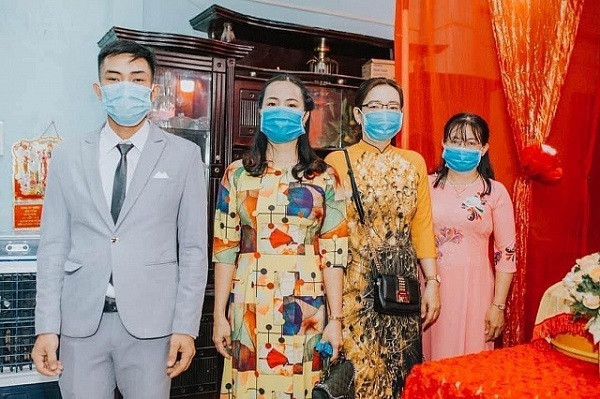 Vẫn biết đeo khẩu trang là thực hiện theo đúng quy định mùa dịch, thế nhưng cứ nhìn chị em phụ nữ mới thấy dở khóc dở cười vì đã lỡ trang điểm nhưng giờ chẳng thể khoe ra.