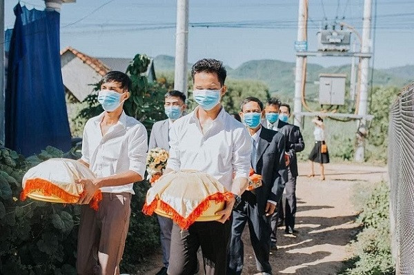 Mới đây, cộng đồng mạng đã được chứng kiến một đám cưới mùa dịch có 1-0-2 khi quan viên hai họ, già trẻ trai gái ai nấy kín mít khẩu trang.