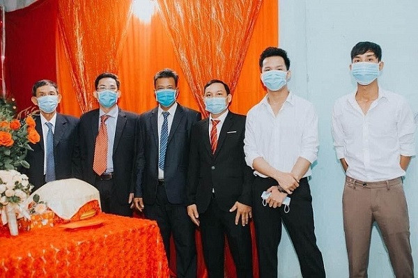 Dù chẳng dễ phân biệt được ai với ai, người nhà cô dâu hay cô bác bên chú rể, nhưng mọi người đều hiểu rằng, cần tập trung chấp hành đúng quy định phòng chống dịch COVID-19.