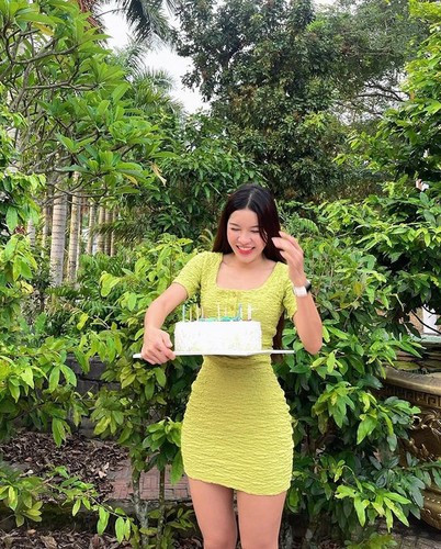 Không chỉ làm đẹp cho bản thân, Yến Xuân còn hướng dẫn những bạn bè cùng đẹp giống mình bằng những bài tập được cô nàng hướng dẫn theo hình thức online.