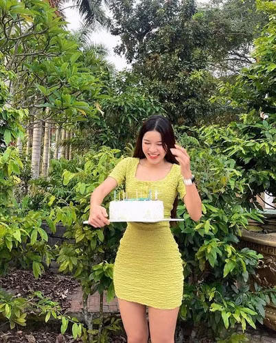 Không chỉ làm đẹp cho bản thân, Yến Xuân còn hướng dẫn những bạn bè cùng đẹp giống mình bằng những bài tập được cô nàng hướng dẫn theo hình thức online.