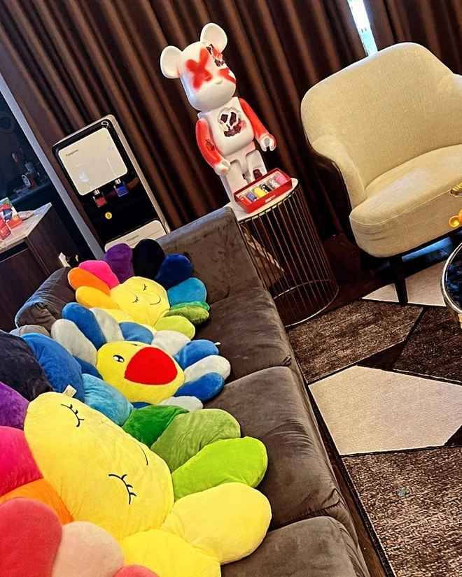 Hiện tại, Văn Toàn sở hữu hơn 10 mô hình Bearbrick, gồm gấu dâu, Tom và Jerry, chuộc Mickey, mèo vàng...