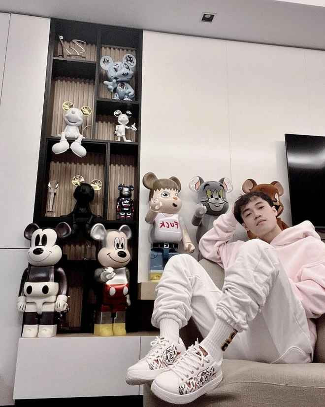 "Người yêu không có nhưng Bearbrick phải có vài chú", cầu thủ quê Hải Dương từng hài hước chia sẻ trên trang cá nhân, thể hiện mức độ đam mê của mình với những chú gấu "bụng phệ".