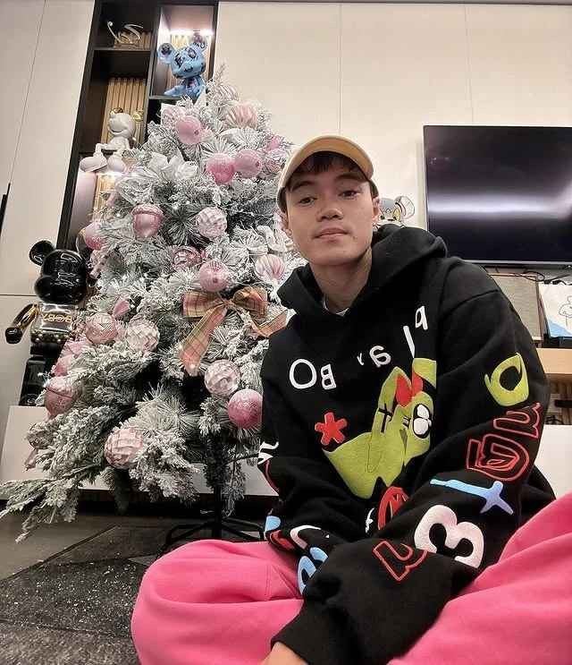 Văn Toàn có thu nhập khủng từ lương thi đấu, kinh doanh và quảng cáo cho nhiều nhãn hàng. Từ năm 23 tuổi, nam cầu thủ đã tự mua nhà, tậu xe tiền tỷ. Năm 2023, tiền đạo 29 tuổi xây biệt phủ hoành tráng tại quê nhà để báo hiếu bố mẹ.