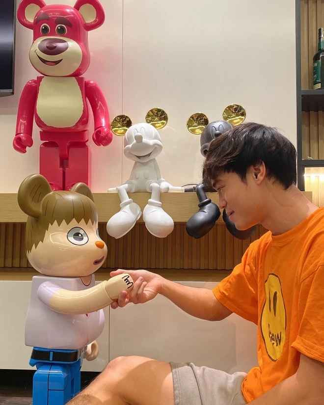 Dưới phần bình luận, nhiều người theo dõi ghen tỵ với may mắn của anh chàng tiền đạo đội tuyển Việt Nam.