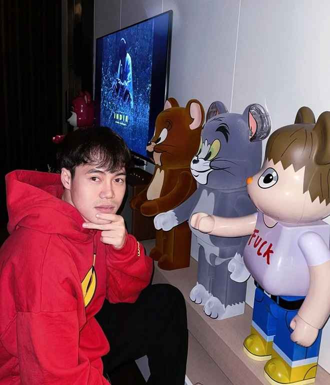 Trong một clip đăng tháng 3/2022, Văn Toàn còn thử sức tự phun sơn để "custom" (thiết kế) mô hình Bearbrick chuột Mickey. Tác phẩm sau đó được anh trưng bày ở phòng khách.