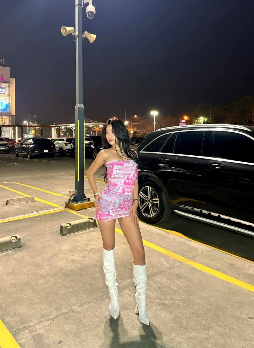 Cựu VĐV TDDC liên tục tung ra những video nhảy nhót trên bar, trong nhà, ngoài phố với những outfit khoe lợi thế ngoại hình, đặc biệt là 3 vòng đều cực phẩm.