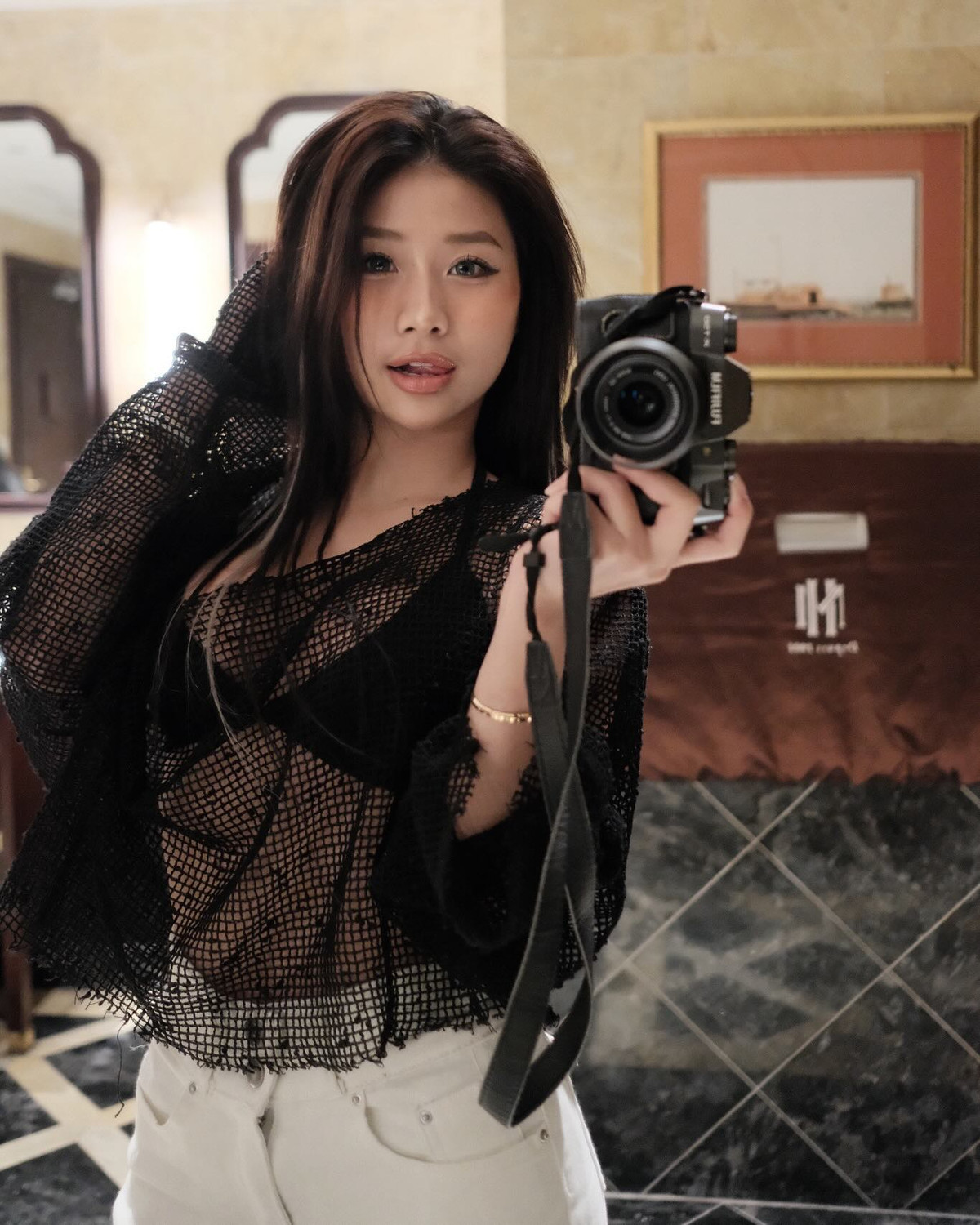 Được biết Louis Phạm đã chi khoảng một trăm triệu cho việc thay đổi vòng 1, để có thân hình quyến rũ hơn, cuốn hút hơn.