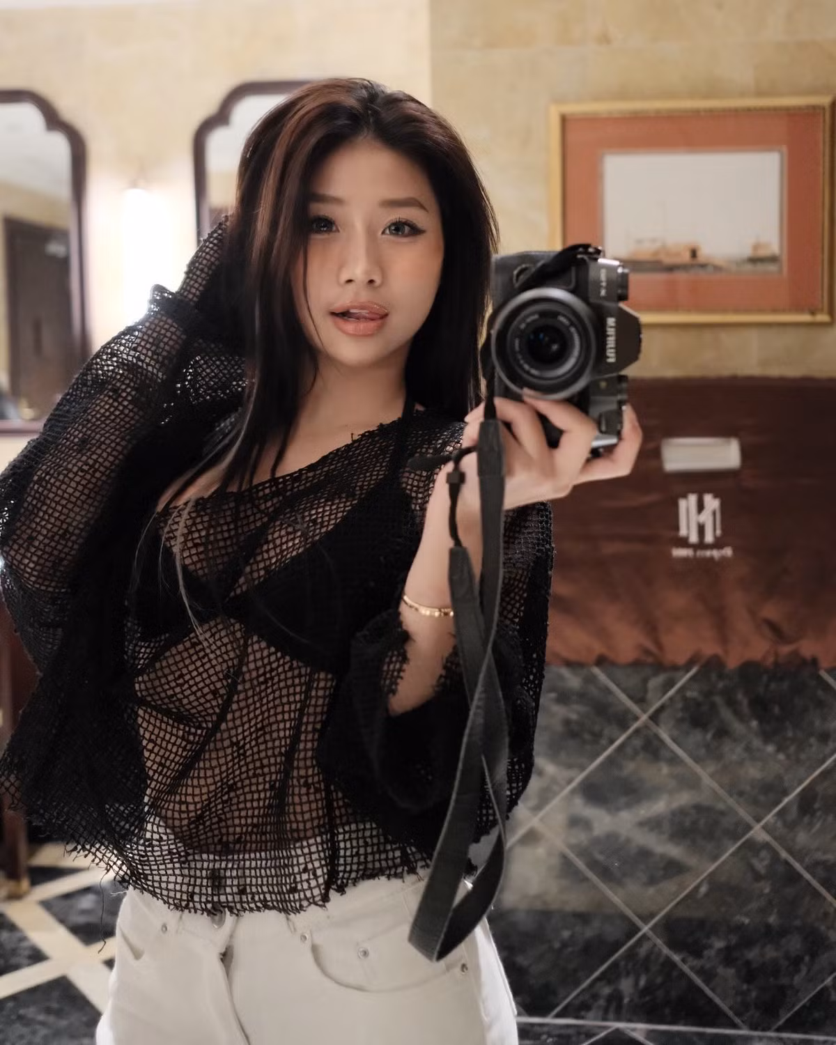 Được biết Louis Phạm đã chi khoảng một trăm triệu cho việc thay đổi vòng 1, để có thân hình quyến rũ hơn, cuốn hút hơn.