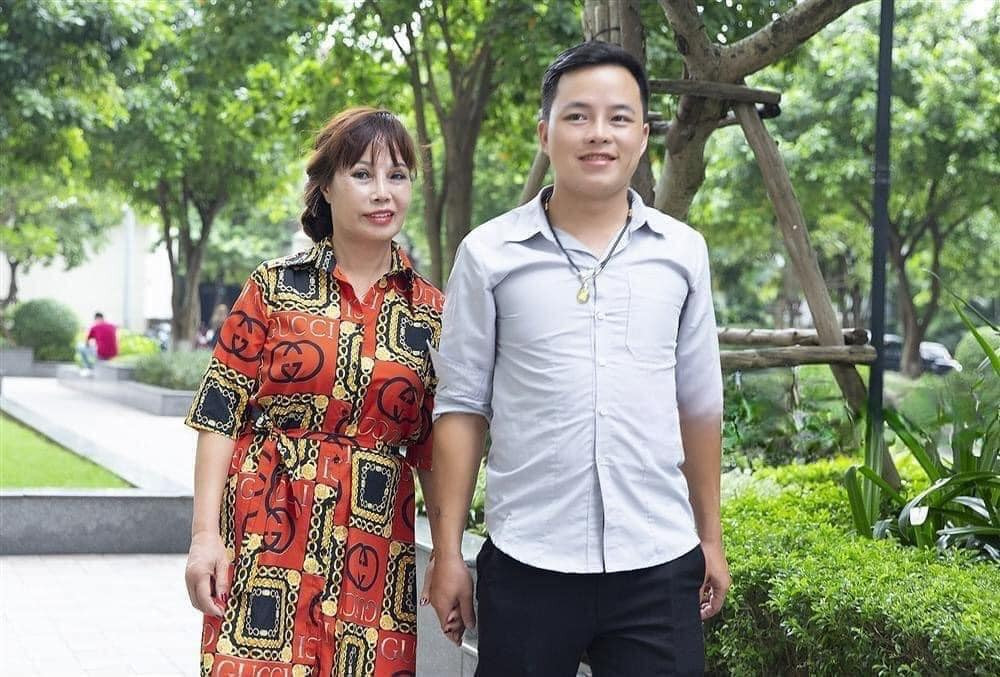 Hiện tại, cô Thu Sao sống tại TP. Cao Bằng, tỉnh Cao Bằng. Hai người cùng kinh doanh đặc sản, nông sản địa phương. Sau khi kết hôn, tình cảm của vợ chồng này ngày càng thắm thiết.