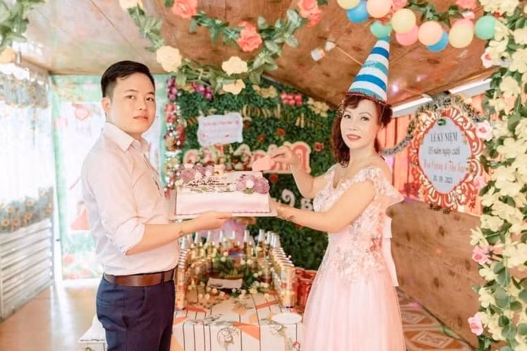 Cô Thu Sao chia sẻ: “Lúc đầu, tôi không dám gần gũi với nhà chồng nhiều. Tôi tự cảm nhận là mọi người không thích mình. Nhưng, chỉ 1 năm sau, mối quan hệ giữa tôi và nhà chồng được cải thiện. Tôi mở lòng với mọi người hơn. Từ đó, tôi nhận ra trước giờ tự mình xa lánh, chứ ai cũng quý mến mình. Bố mẹ chồng quý anh Cương như thế nào, thì yêu thương tôi bằng từng đó, có khi còn thương hơn”.