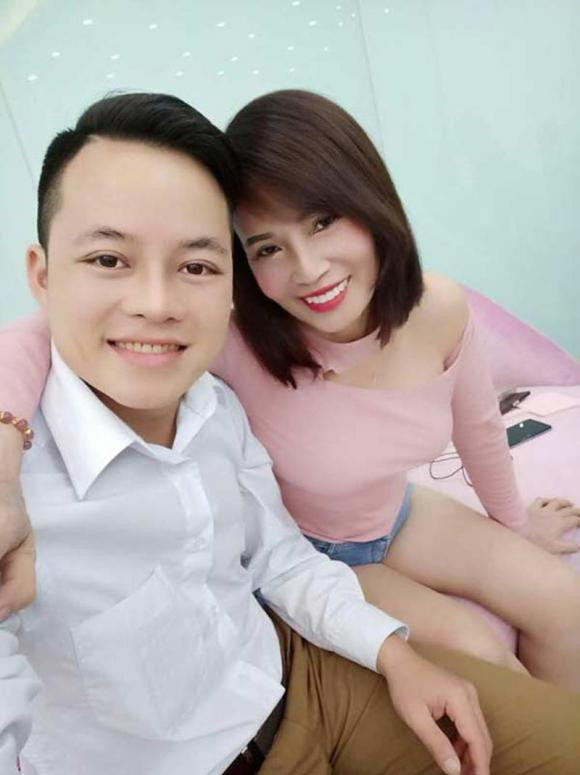 Cô Thu Sao cũng chẳng lo ngại chuyện mình ngày càng lớn tuổi, còn chồng vẫn trẻ trung, phong độ. Cô thường nói với người thân và bạn bè, nếu có ai tốt hơn chị thì chị sẽ chọn sẵn cho chồng từ bây giờ.