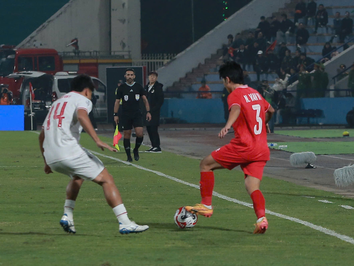 cuộc đọ sức trên sân Việt Trì là cơ hội không thể tốt hơn để đội tuyển Việt Nam trả món nợ để thua trước đó trước Indonesia. Thực tế đoàn quân của HLV Kim Sang Sik đã hoàn toàn áp đảo đội khách ngay sau khi bóng lăn.