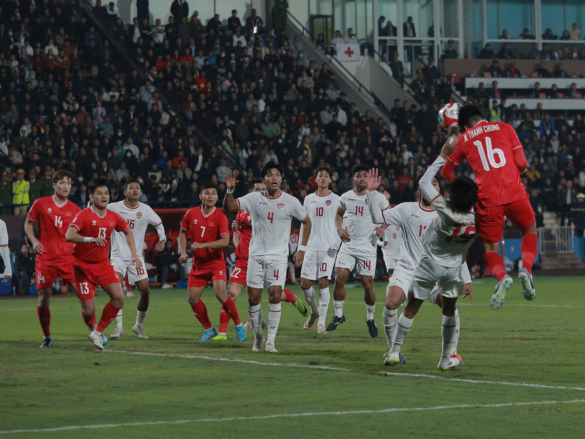 Sau giờ nghỉ, một số vị trí của đội tuyển Việt Nam bắt đầu xuống sức, tận dụng điều này, các cầu thủ Indonesia tăng cường phản công nhanh, khung thành Nguyễn Filip bắt đầu gặp những sóng gió nhất định. Song cũng chính điều này giúp đội bóng áo đỏ có thêm khoảng trống để triển khai các đường tấn công.