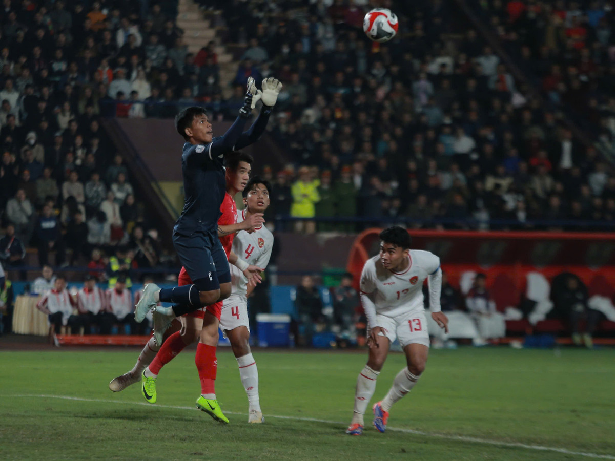 Nỗ lực của đội tuyển Vịêt Nam cuối cùng cũng được đền đáp ở phút 77, Quang Hải tung cú sút dội xà ngang Indonesia. Tiến Linh khống chế bóng thành công rồi nhả bóng kiến tạo cho số 19 của đội tuyển Việt Nam dứt điểm ghi bàn khai thông thế bế tắc.