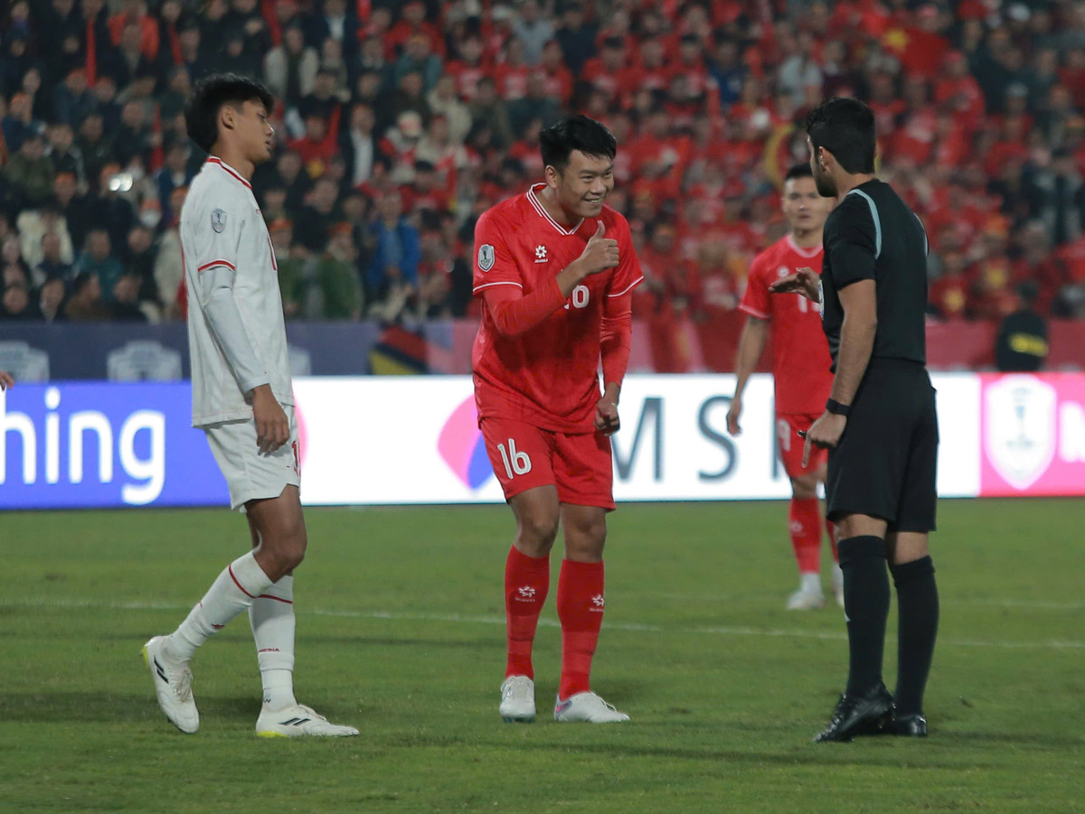 Thống kế cho thấy đội chủ nhà đã nắm tới 80% thời lượng kiểm soát bóng trong khoảng 10 phút đầu. Trong khi đó, đội khách thi với sơ đồ 5-4-1, đội hình lùi sâu và đeo bám rát khiến các học trò Kim Sang Sik không có nhiều khoảng trống phối hợp. Sức trẻ giúp đội khách khiến hàng công áo đỏ bế tắc suốt hiệp 1.