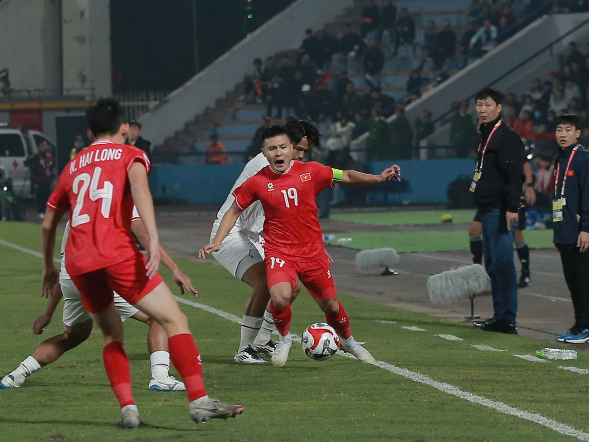 Với sự tiếp sức của hơn 16 ngàn cổ động viên trên SVĐ Việt Trì, thầy trò HLV Kim Sang-sik đã có trận đấu áp đảo. Nếu chính xác hơn, ĐT Việt Nam phải có 3 bàn thắng sau 2 pha bóng đi trúng xà ngang Indonesia.