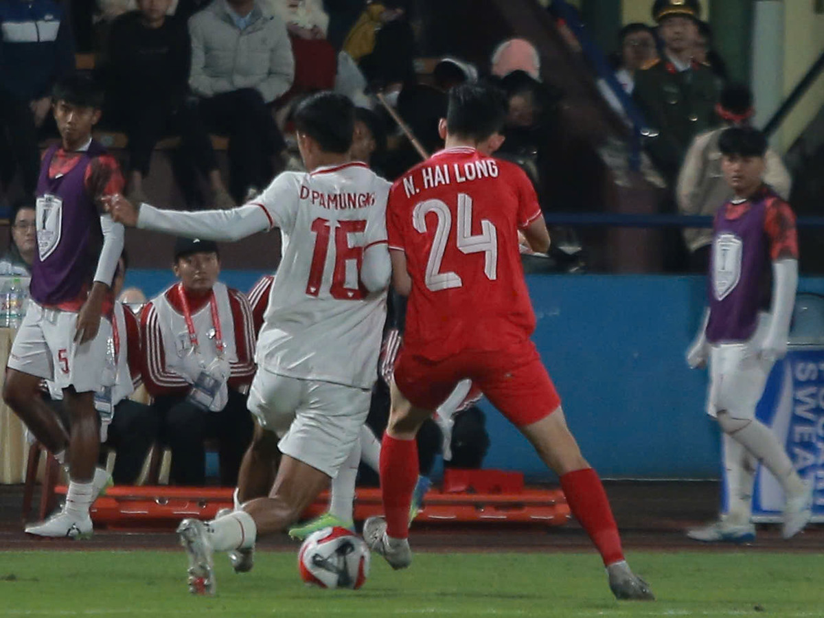 HLV Kim Sang Sik cũng tăng cường sức mạnh cho hai cánh với việc tung Văn Thanh và Văn Khang vào sân.