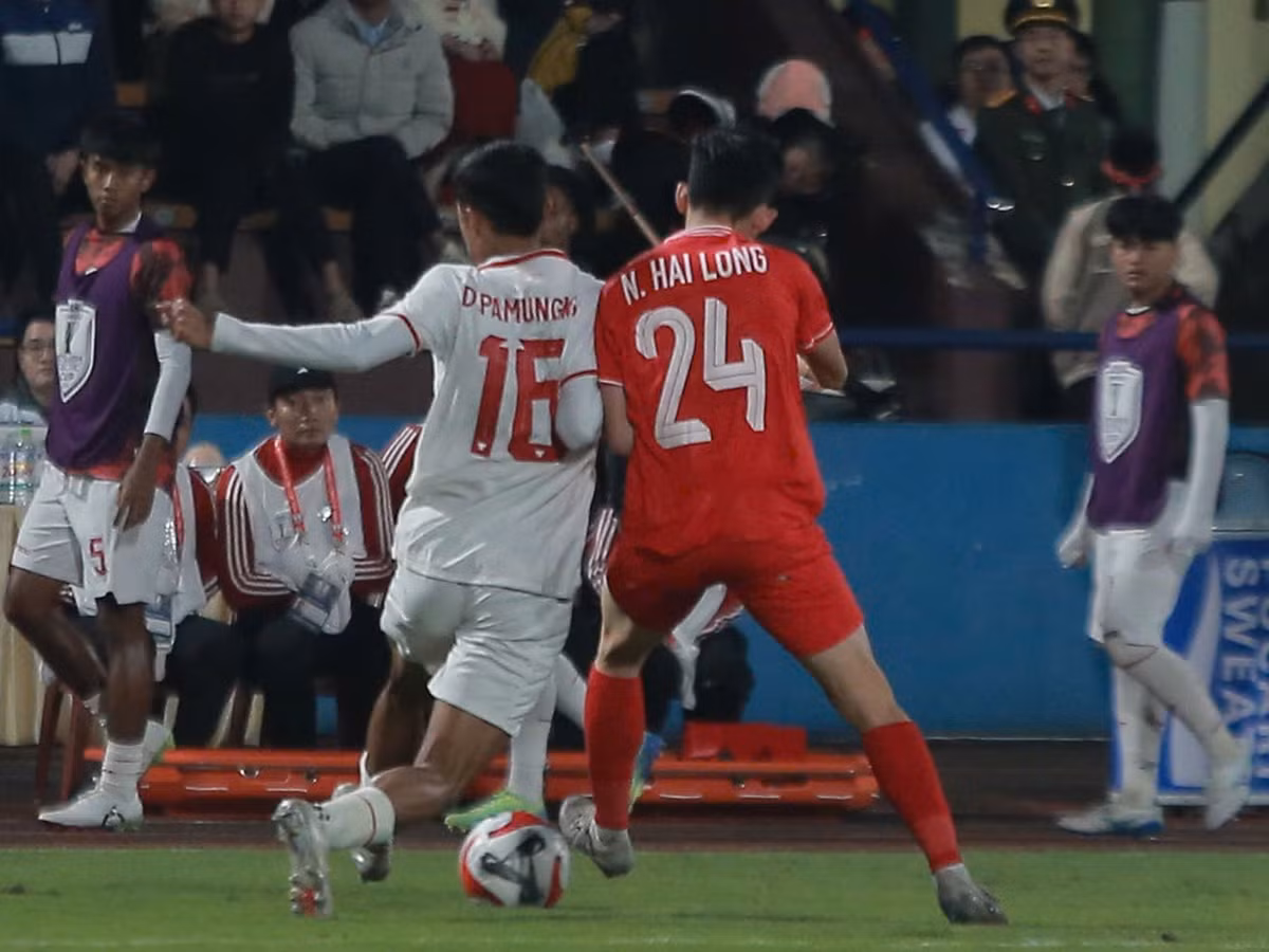 HLV Kim Sang Sik cũng tăng cường sức mạnh cho hai cánh với việc tung Văn Thanh và Văn Khang vào sân.