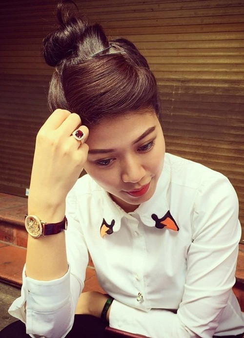 Trong năm 2021, để quyên góp mua máy thở ủng hộ các bệnh viện tuyến đầu, BTV Ngọc Trinh đã không ngần ngại mang đấu giá chiếc đồng hồ nạm vàng và kim cương theo mình đã 10 năm.