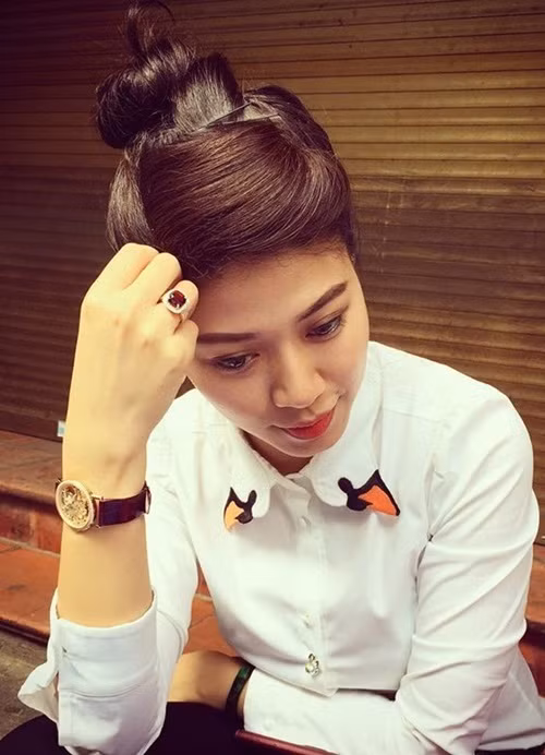 Trong năm 2021, để quyên góp mua máy thở ủng hộ các bệnh viện tuyến đầu, BTV Ngọc Trinh đã không ngần ngại mang đấu giá chiếc đồng hồ nạm vàng và kim cương theo mình đã 10 năm.