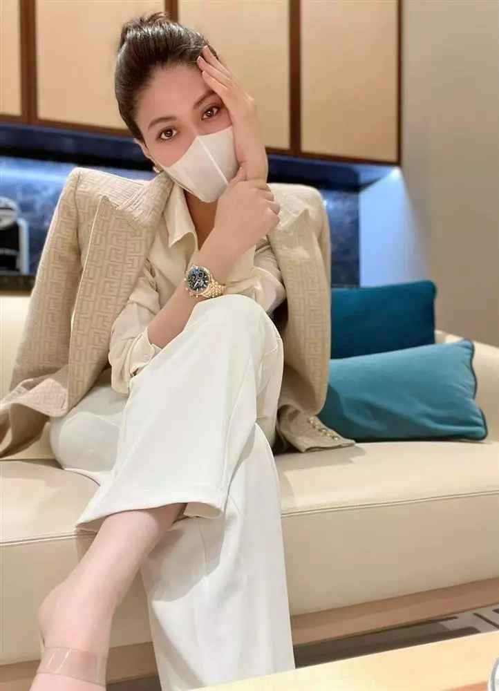 Ngoài những bức ảnh check-in sang chảnh ở đời thường, mỗi lần lên sóng Ngọc Trinh cũng làm bao người choáng ngợp với khi dát toàn hàng hiệu, đeo đồng hồ tiền tỷ, phụ kiện đắt tiền.