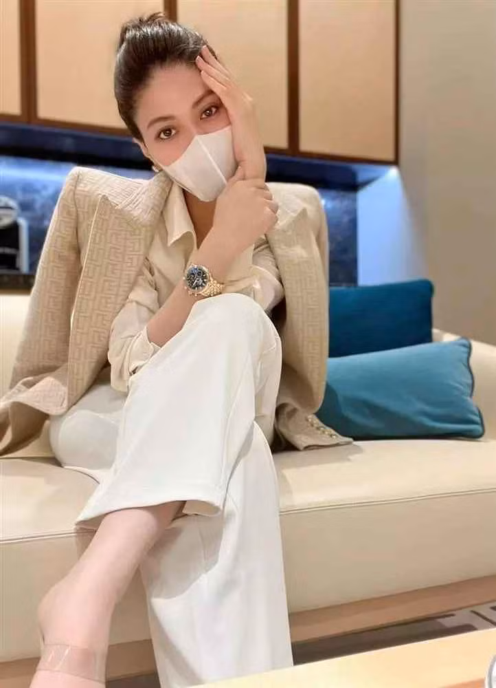 Ngoài những bức ảnh check-in sang chảnh ở đời thường, mỗi lần lên sóng Ngọc Trinh cũng làm bao người choáng ngợp với khi dát toàn hàng hiệu, đeo đồng hồ tiền tỷ, phụ kiện đắt tiền.