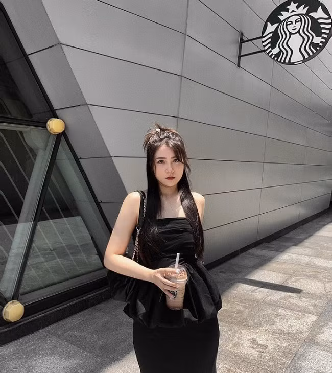 Thu Giang nhận về cơn mưa lời khen cho vóc dáng thon gọn, ngày càng xinh đẹp sau sinh. Nhiều người nhận xét sau khi làm mẹ, "hot girl khai giảng" ngày nào ngày càng thêm trưởng thành, mặn mà, quyến rũ hơn.